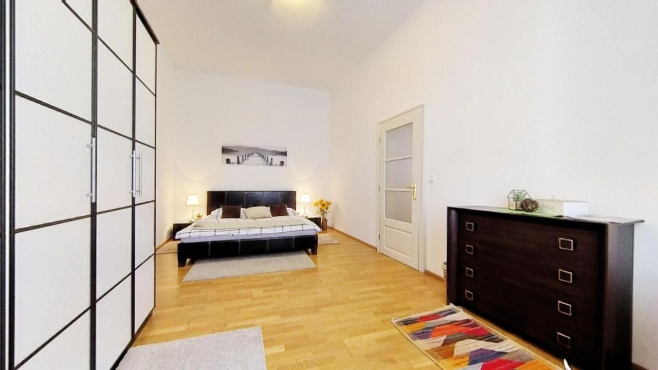 Central Apartmany Biela Street Bratislava Bagian luar foto