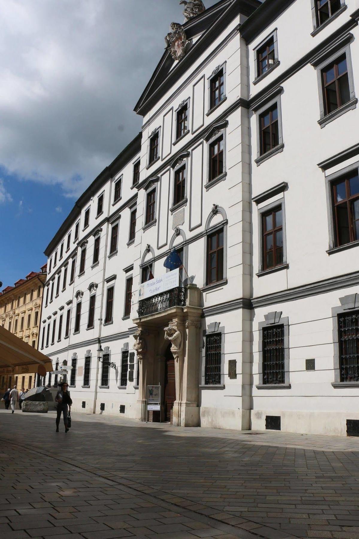 Central Apartmany Biela Street Bratislava Bagian luar foto